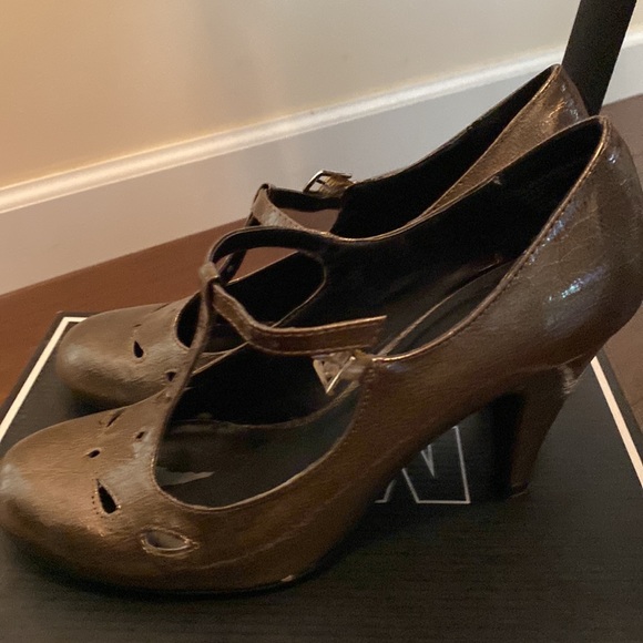 Mia gold t-straps 7.5 excellent used condition original box - Picture 3 of 11